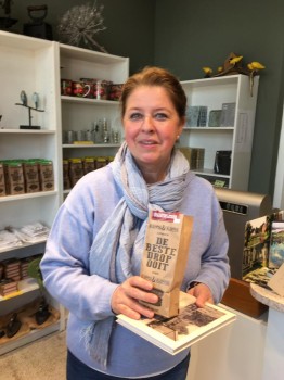 Album afbeelding 2: De burgemeester uit Bergen-Belsen ontving een mooi Hoilands cadeau: drop!